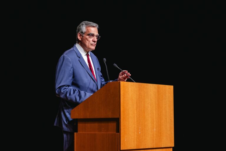 Με μεγάλη συμμετοχή των μελών μας, ο Σύνδεσμός μας πραγματοποίησε την κοπή της πρωτοχρονιάτικης πίτας για το 2026, σε μια ζεστή εκδήλωση που ανέδειξε τη δύναμη της κοινότητάς μας και τον ουσιαστικό θεσμικό διάλογο. Την εκδήλωση τίμησαν με την παρουσία τους ο Υφυπουργός Δικαιοσύνης κ. Ιωάννης Δ. Μπουγάς, ο Πρόεδρος του Συμβουλίου της Επικρατείας κ. Παναγιώτης Πικραμένος, ο Πρόεδρος του Δ.Σ. Αθηνών κ. Ανδρέας Κουτσόλαμπρος, ο Πάρεδρος του ΣτΕ κ. Νικόλαος Σεκερόγλου, η Πάρεδρος του ΣτΕ κα. Μαρία Γκάνα, η Πρόεδρος του Συμβολαιογραφικού Συλλόγου Αθηνών κα. Ελένη Κοντογιώργου, η Ειδική Γραμματέας Εναλλακτικής Επίλυσης Διαφορών κα. Ολυμπία Κ. Αναστασοπούλου, ο Γεν. Γραμματέας Δ.Σ. Πειραιά κ. Ιωάννης Βουτάς, η Πρόεδρος της Επιτροπής Κεφαλαιαγοράς κα. Βασιλική Λαζαράκου, η Αντιπρόεδρος της Επιτροπής Κεφαλαιαγοράς κα. Νατάσα Στάμου και η Αντιπρόεδρος της Επιτροπής Ανταγωνισμού κα. Χαρά Νικολοπούλου, τους οποίους ευχαριστούμε θερμά για τη συμμετοχή τους, επιβεβαιώνοντας τη σημασία της συνεργασίας θεσμών και αγοράς. Στο πλαίσιο της εκδήλωσης, το φλουρί της χρονιάς κληρώθηκε στο μέλος μας GKP Law Firm (ΨΑΡΡΑΣ ΓΕΩΡΓΟΥΝΤΖΟΥ ΔΙΚΗΓΟΡΙΚΗ ΕΤΑΙΡΕΙΑ) το οποίο συνοδεύεται και από εορταστικό δώρο από το Μουσείο Μπενάκη. Τέλος, για την υποστήριξη στα οργανωτικά της εκδήλωσης, απευθύνουμε ιδιαίτερες ευχαριστίες στις κυρίες Κατερίνα Χατζηδάκη, Χριστίνα Ελενοπούλου και Μαίρη Μαυρίκη (ΚΑΡΑΤΖΑ & ΣΥΝΕΡΓΑΤΕΣ), καθώς και στην κα Μαρία Λίτσα (ΚΥΡΙΑΚΙΔΗΣ ΓΕΩΡΓΟΠΟΥΛΟΣ). Ευχόμαστε σε όλα τα μέλη, φίλους και συναδέλφους Καλή Χρονιά με υγεία, δύναμη και δημιουργικότητα για το 2026!