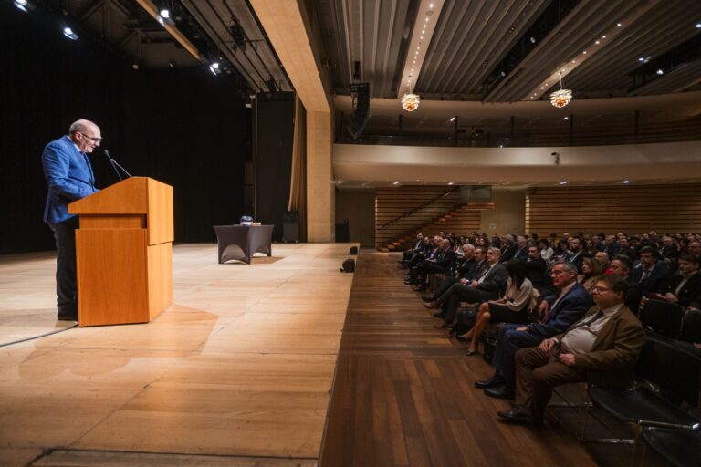 Με μεγάλη συμμετοχή των μελών μας, ο Σύνδεσμός μας πραγματοποίησε την κοπή της πρωτοχρονιάτικης πίτας για το 2026, σε μια ζεστή εκδήλωση που ανέδειξε τη δύναμη της κοινότητάς μας και τον ουσιαστικό θεσμικό διάλογο. Την εκδήλωση τίμησαν με την παρουσία τους ο Υφυπουργός Δικαιοσύνης κ. Ιωάννης Δ. Μπουγάς, ο Πρόεδρος του Συμβουλίου της Επικρατείας κ. Παναγιώτης Πικραμένος, ο Πρόεδρος του Δ.Σ. Αθηνών κ. Ανδρέας Κουτσόλαμπρος, ο Πάρεδρος του ΣτΕ κ. Νικόλαος Σεκερόγλου, η Πάρεδρος του ΣτΕ κα. Μαρία Γκάνα, η Πρόεδρος του Συμβολαιογραφικού Συλλόγου Αθηνών κα. Ελένη Κοντογιώργου, η Ειδική Γραμματέας Εναλλακτικής Επίλυσης Διαφορών κα. Ολυμπία Κ. Αναστασοπούλου, ο Γεν. Γραμματέας Δ.Σ. Πειραιά κ. Ιωάννης Βουτάς, η Πρόεδρος της Επιτροπής Κεφαλαιαγοράς κα. Βασιλική Λαζαράκου, η Αντιπρόεδρος της Επιτροπής Κεφαλαιαγοράς κα. Νατάσα Στάμου και η Αντιπρόεδρος της Επιτροπής Ανταγωνισμού κα. Χαρά Νικολοπούλου, τους οποίους ευχαριστούμε θερμά για τη συμμετοχή τους, επιβεβαιώνοντας τη σημασία της συνεργασίας θεσμών και αγοράς. Στο πλαίσιο της εκδήλωσης, το φλουρί της χρονιάς κληρώθηκε στο μέλος μας GKP Law Firm (ΨΑΡΡΑΣ ΓΕΩΡΓΟΥΝΤΖΟΥ ΔΙΚΗΓΟΡΙΚΗ ΕΤΑΙΡΕΙΑ) το οποίο συνοδεύεται και από εορταστικό δώρο από το Μουσείο Μπενάκη. Τέλος, για την υποστήριξη στα οργανωτικά της εκδήλωσης, απευθύνουμε ιδιαίτερες ευχαριστίες στις κυρίες Κατερίνα Χατζηδάκη, Χριστίνα Ελενοπούλου και Μαίρη Μαυρίκη (ΚΑΡΑΤΖΑ & ΣΥΝΕΡΓΑΤΕΣ), καθώς και στην κα Μαρία Λίτσα (ΚΥΡΙΑΚΙΔΗΣ ΓΕΩΡΓΟΠΟΥΛΟΣ). Ευχόμαστε σε όλα τα μέλη, φίλους και συναδέλφους Καλή Χρονιά με υγεία, δύναμη και δημιουργικότητα για το 2026!