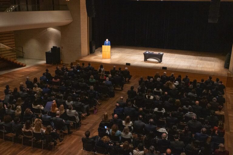 Με μεγάλη συμμετοχή των μελών μας, ο Σύνδεσμός μας πραγματοποίησε την κοπή της πρωτοχρονιάτικης πίτας για το 2026, σε μια ζεστή εκδήλωση που ανέδειξε τη δύναμη της κοινότητάς μας και τον ουσιαστικό θεσμικό διάλογο. Την εκδήλωση τίμησαν με την παρουσία τους ο Υφυπουργός Δικαιοσύνης κ. Ιωάννης Δ. Μπουγάς, ο Πρόεδρος του Συμβουλίου της Επικρατείας κ. Παναγιώτης Πικραμένος, ο Πρόεδρος του Δ.Σ. Αθηνών κ. Ανδρέας Κουτσόλαμπρος, ο Πάρεδρος του ΣτΕ κ. Νικόλαος Σεκερόγλου, η Πάρεδρος του ΣτΕ κα. Μαρία Γκάνα, η Πρόεδρος του Συμβολαιογραφικού Συλλόγου Αθηνών κα. Ελένη Κοντογιώργου, η Ειδική Γραμματέας Εναλλακτικής Επίλυσης Διαφορών κα. Ολυμπία Κ. Αναστασοπούλου, ο Γεν. Γραμματέας Δ.Σ. Πειραιά κ. Ιωάννης Βουτάς, η Πρόεδρος της Επιτροπής Κεφαλαιαγοράς κα. Βασιλική Λαζαράκου, η Αντιπρόεδρος της Επιτροπής Κεφαλαιαγοράς κα. Νατάσα Στάμου και η Αντιπρόεδρος της Επιτροπής Ανταγωνισμού κα. Χαρά Νικολοπούλου, τους οποίους ευχαριστούμε θερμά για τη συμμετοχή τους, επιβεβαιώνοντας τη σημασία της συνεργασίας θεσμών και αγοράς. Στο πλαίσιο της εκδήλωσης, το φλουρί της χρονιάς κληρώθηκε στο μέλος μας GKP Law Firm (ΨΑΡΡΑΣ ΓΕΩΡΓΟΥΝΤΖΟΥ ΔΙΚΗΓΟΡΙΚΗ ΕΤΑΙΡΕΙΑ) το οποίο συνοδεύεται και από εορταστικό δώρο από το Μουσείο Μπενάκη. Τέλος, για την υποστήριξη στα οργανωτικά της εκδήλωσης, απευθύνουμε ιδιαίτερες ευχαριστίες στις κυρίες Κατερίνα Χατζηδάκη, Χριστίνα Ελενοπούλου και Μαίρη Μαυρίκη (ΚΑΡΑΤΖΑ & ΣΥΝΕΡΓΑΤΕΣ), καθώς και στην κα Μαρία Λίτσα (ΚΥΡΙΑΚΙΔΗΣ ΓΕΩΡΓΟΠΟΥΛΟΣ). Ευχόμαστε σε όλα τα μέλη, φίλους και συναδέλφους Καλή Χρονιά με υγεία, δύναμη και δημιουργικότητα για το 2026!