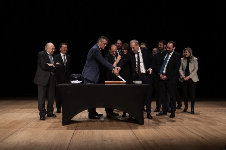 Με μεγάλη συμμετοχή των μελών μας, ο Σύνδεσμός μας πραγματοποίησε την κοπή της πρωτοχρονιάτικης πίτας για το 2026, σε μια ζεστή εκδήλωση που ανέδειξε τη δύναμη της κοινότητάς μας και τον ουσιαστικό θεσμικό διάλογο. Την εκδήλωση τίμησαν με την παρουσία τους ο Υφυπουργός Δικαιοσύνης κ. Ιωάννης Δ. Μπουγάς, ο Πρόεδρος του Συμβουλίου της Επικρατείας κ. Παναγιώτης Πικραμένος, ο Πρόεδρος του Δ.Σ. Αθηνών κ. Ανδρέας Κουτσόλαμπρος, ο Πάρεδρος του ΣτΕ κ. Νικόλαος Σεκερόγλου, η Πάρεδρος του ΣτΕ κα. Μαρία Γκάνα, η Πρόεδρος του Συμβολαιογραφικού Συλλόγου Αθηνών κα. Ελένη Κοντογιώργου, η Ειδική Γραμματέας Εναλλακτικής Επίλυσης Διαφορών κα. Ολυμπία Κ. Αναστασοπούλου, ο Γεν. Γραμματέας Δ.Σ. Πειραιά κ. Ιωάννης Βουτάς, η Πρόεδρος της Επιτροπής Κεφαλαιαγοράς κα. Βασιλική Λαζαράκου, η Αντιπρόεδρος της Επιτροπής Κεφαλαιαγοράς κα. Νατάσα Στάμου και η Αντιπρόεδρος της Επιτροπής Ανταγωνισμού κα. Χαρά Νικολοπούλου, τους οποίους ευχαριστούμε θερμά για τη συμμετοχή τους, επιβεβαιώνοντας τη σημασία της συνεργασίας θεσμών και αγοράς. Στο πλαίσιο της εκδήλωσης, το φλουρί της χρονιάς κληρώθηκε στο μέλος μας GKP Law Firm (ΨΑΡΡΑΣ ΓΕΩΡΓΟΥΝΤΖΟΥ ΔΙΚΗΓΟΡΙΚΗ ΕΤΑΙΡΕΙΑ) το οποίο συνοδεύεται και από εορταστικό δώρο από το Μουσείο Μπενάκη. Τέλος, για την υποστήριξη στα οργανωτικά της εκδήλωσης, απευθύνουμε ιδιαίτερες ευχαριστίες στις κυρίες Κατερίνα Χατζηδάκη, Χριστίνα Ελενοπούλου και Μαίρη Μαυρίκη (ΚΑΡΑΤΖΑ & ΣΥΝΕΡΓΑΤΕΣ), καθώς και στην κα Μαρία Λίτσα (ΚΥΡΙΑΚΙΔΗΣ ΓΕΩΡΓΟΠΟΥΛΟΣ). Ευχόμαστε σε όλα τα μέλη, φίλους και συναδέλφους Καλή Χρονιά με υγεία, δύναμη και δημιουργικότητα για το 2026!